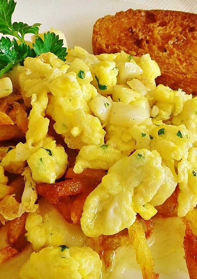 Una foto de Huevos revueltos con bacalao