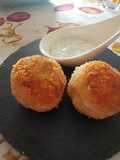 Polpette di salmone e patate con salsa di yogurt greco e aneto