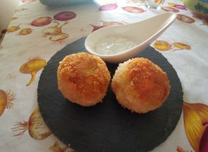 Foto di Polpette di salmone e patate con salsa di yogurt greco e aneto
