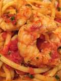 Bucatini con salsa de tomate y gambas😋