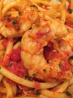 Una foto de Bucatini con salsa de tomate y gambas😋