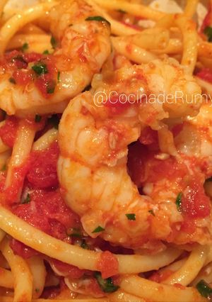 Una foto de Bucatini con salsa de tomate y gambas😋