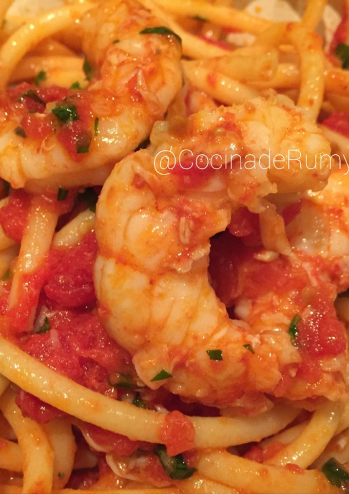 Una foto de Bucatini con salsa de tomate y gambas😋