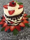 Pastel de chocolate con crema y frutillas