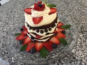 Una foto de postre de chocolate y frutilla