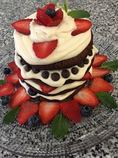 Una foto de Pastel de chocolate con crema y frutillas