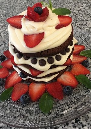 Una foto de Pastel de chocolate con crema y frutillas