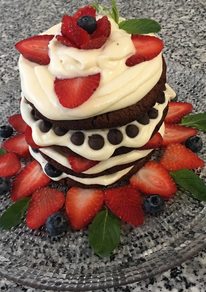 Una foto de Pastel de chocolate con crema y frutillas