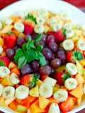 Ensalada de frutas con salsa de yogurt y miel