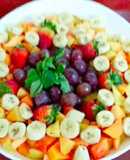 Ensalada de frutas con salsa de yogurt y miel