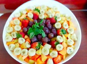 Una foto de Ensalada de frutas con salsa de yogurt y miel