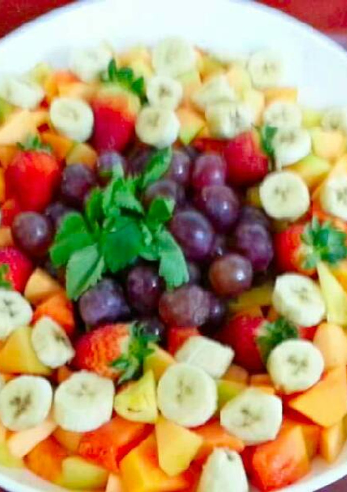 Una foto de Ensalada de frutas con salsa de yogurt y miel