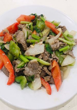 Hình của món MadebyLily: Thịt bò xào ớt cần.