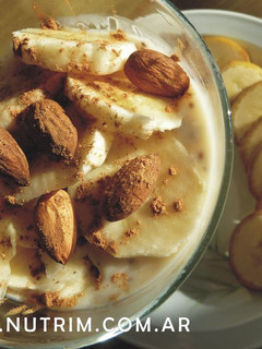 Una foto de Copa de Avena con Yogur y Banana - Un Desayuno Saludable