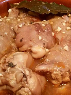 Una foto de Manitas de cerdo en salsa