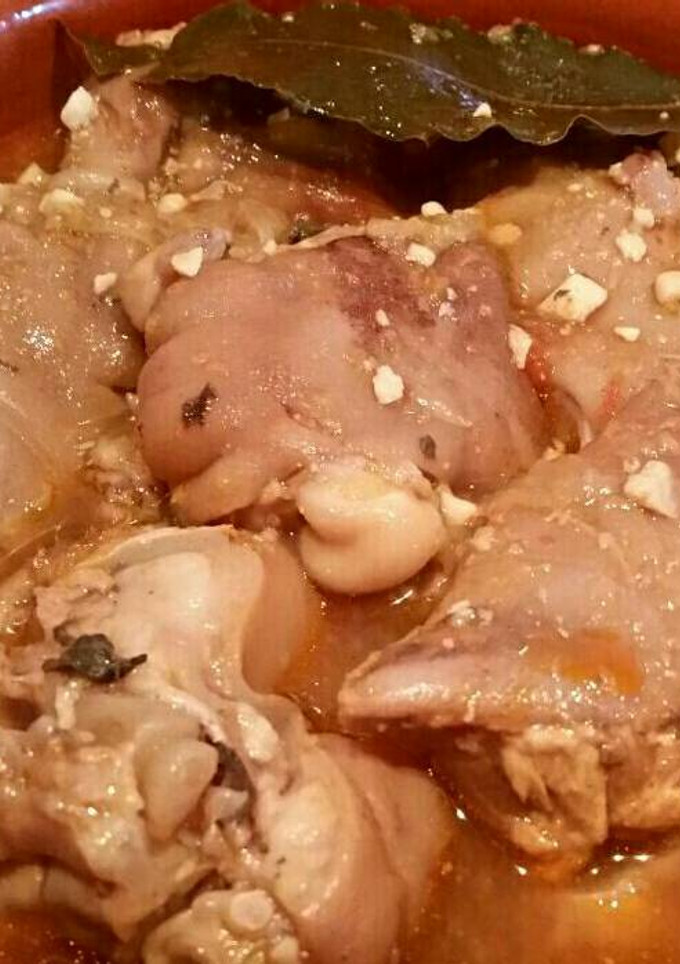 Una foto de Manitas de cerdo en salsa