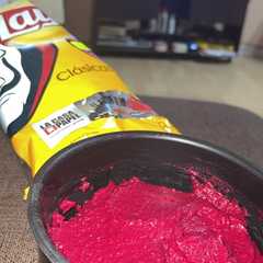 Una foto de Hummus de remolacha