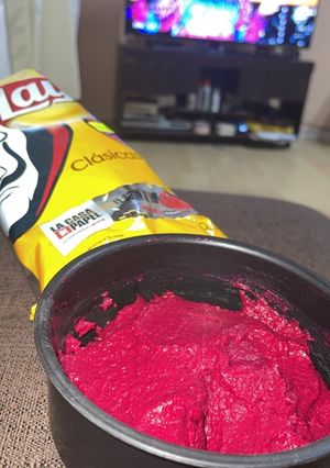 Una foto de Hummus de remolacha