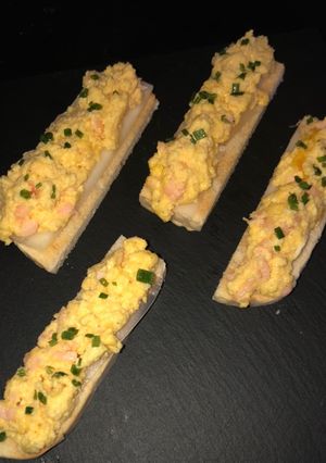 Une photo de Tartine d’œufs brouiller saumon