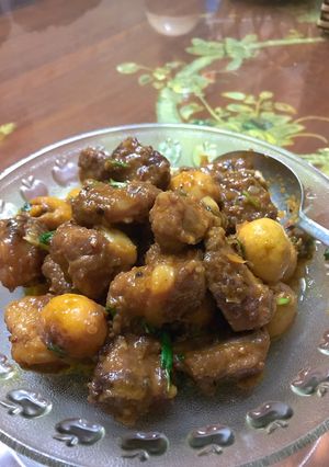 Hình của món Sườn non kho trứng cút.