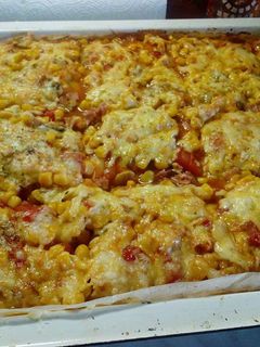 Tepsis, sonkás, gombás, kukoricás pizza recept fotója