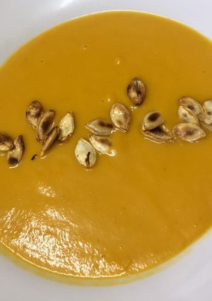 Una foto de Sopa crema de calabaza 🎃 🍵