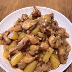 A picture of Stew Chicken with Potato and Leeks.
