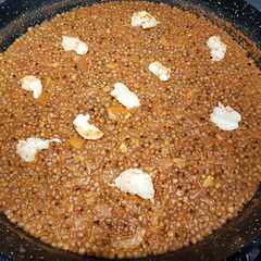 Una foto de Paella de lentejas y marisco
