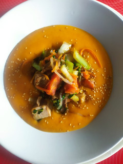 Una foto de Crema de calabaza al aroma de Jengibre y salteado de pack choi