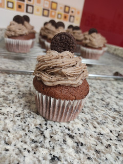 Una foto de Cupcakes de chocolate y oreo