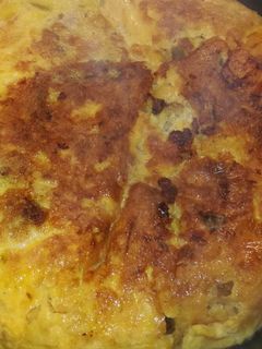 Una foto de Tortilla de judías, pimientos verdes y butifarra