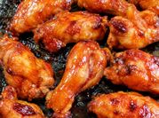 Una foto de alitas con salsa bbq