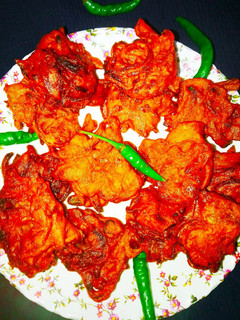 तीखे प्याज़ के पकौड़े (tikhe pyaz ke pakode recipe in Hindi) रेसिपी मुख्य फोटो