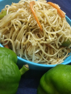 वेज़ चाउमीन (Veg chowmein recipe in hindi) रेसिपी मुख्य फोटो