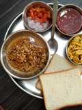 मिसळ पाव / ब्रेड (Misal Pav Recipe In Marathi)
