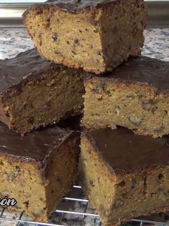 Una foto de Bizcocho de zanahoria 🥕con nueces y cobertura de chocolate 🍫 / en batidora, súper fácil y saludable