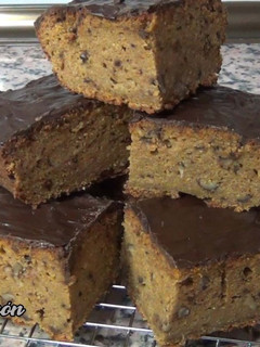 Una foto de Bizcocho de zanahoria 🥕con nueces y cobertura de chocolate 🍫 / en batidora, súper fácil y saludable