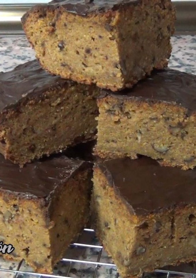 Una foto de Bizcocho de zanahoria 🥕con nueces y cobertura de chocolate 🍫 / en batidora, súper fácil y saludable