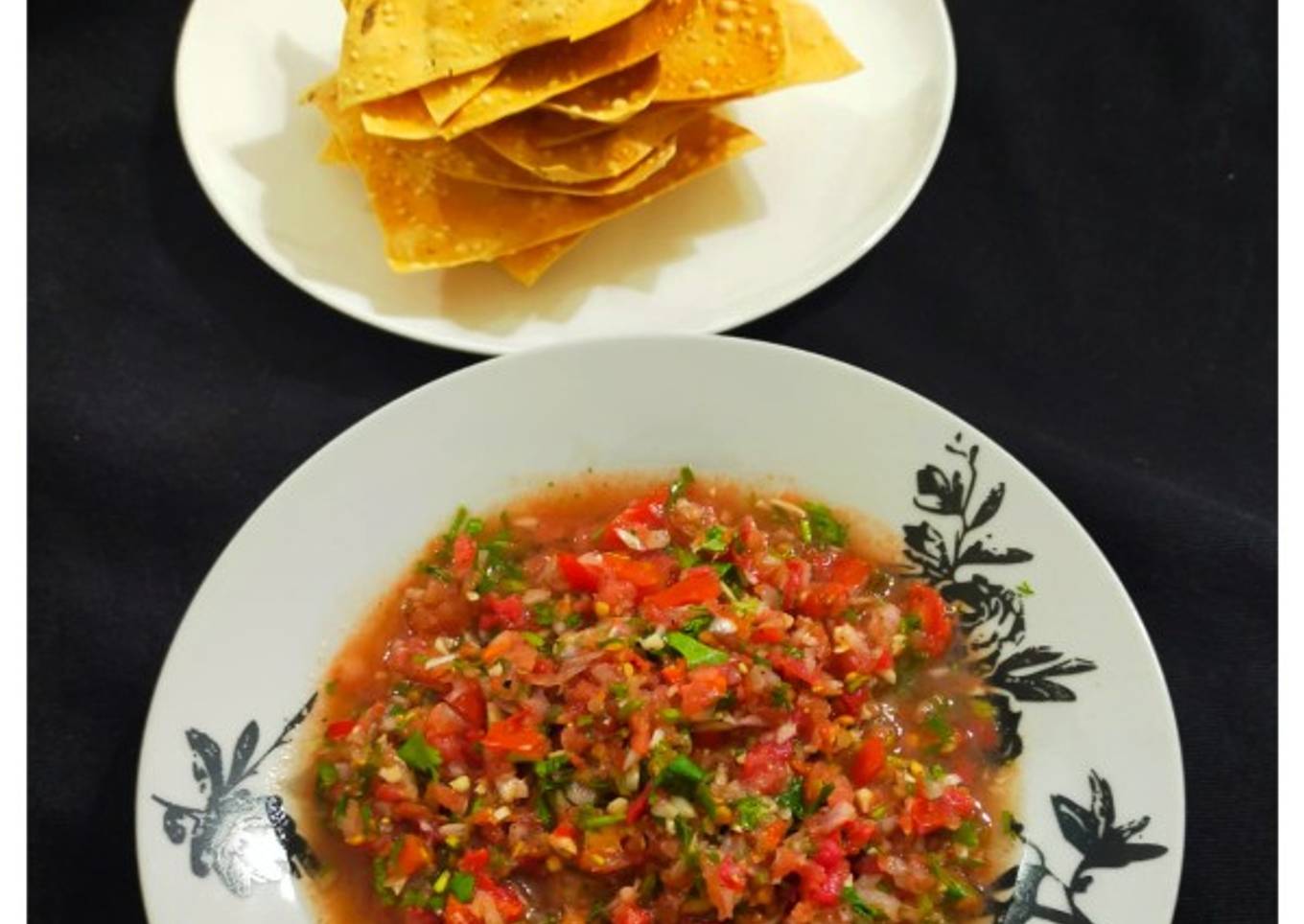 Tamatar Kuchumber/ Pico De Gallo / Fresco Salsa with Pappadum