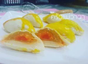 รูปของ ขนมเปี๊ยะไส้ทุเรียนกวนไข่เค็ม (สูตรแป้งนุ่ม)