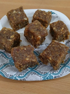 ખજૂર ગુંદર પાક (Khajoor Gundar Paak Recipe In Gujarati) રેસીપી મુખ્ય ફોટો