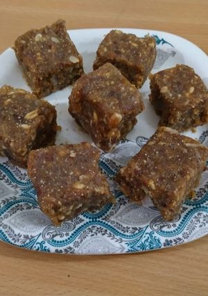 ખજૂર ગુંદર પાક (Khajoor Gundar Paak Recipe In Gujarati) રેસીપી મુખ્ય ફોટો