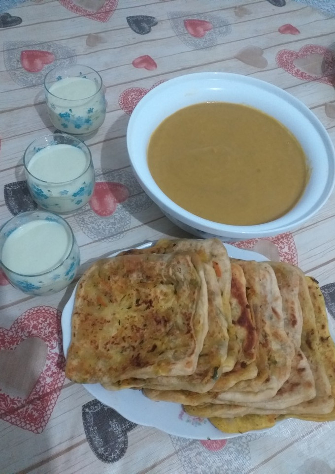 Una foto de Sopa y pan con zanahoria y calabacín