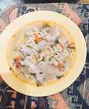 Caldo de patita de pollo con verduras y fideos