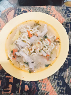Una foto de Caldo de patita de pollo con verduras y fideos