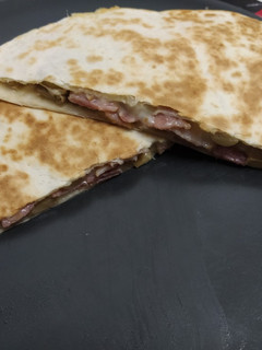 Una foto de 🌮 Quesadilla bacon y champiñones