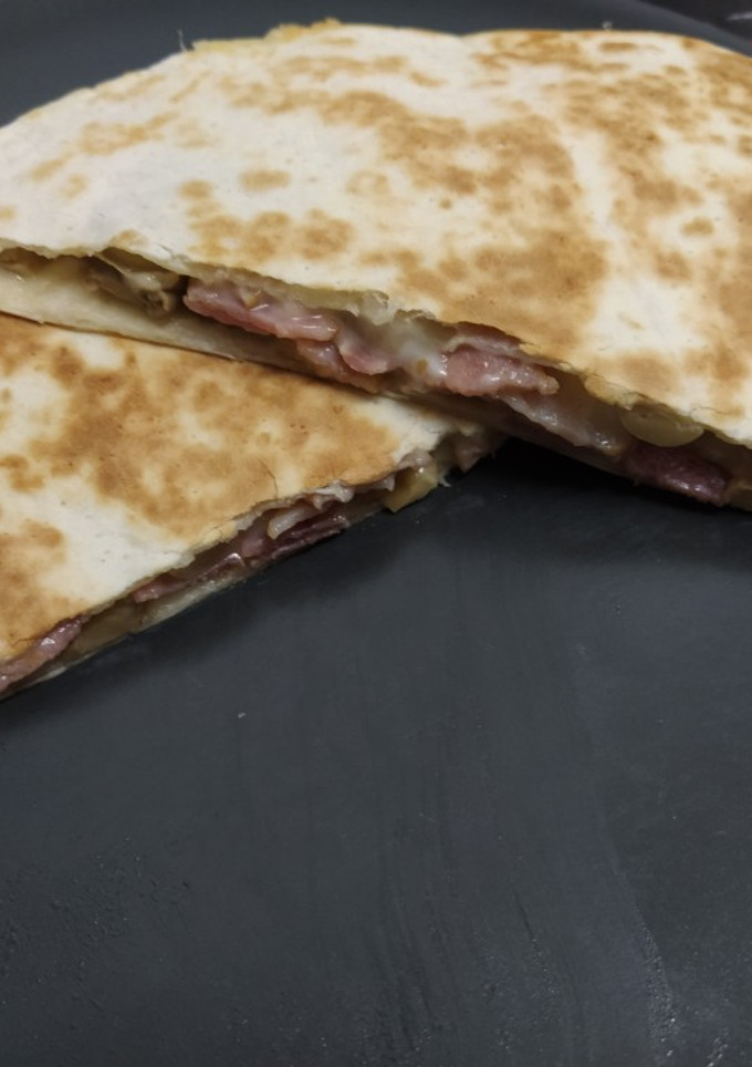Una foto de 🌮 Quesadilla bacon y champiñones