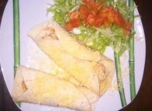 Una foto de Burritos con pollo, jamón y queso. Gramos de amor!!!