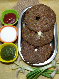 कांदापातीचे खुसखुशीत थालिपीठ (kanada patiche thalipeeth recipe in marathi) रेसिपी चे मुख्य फोटो