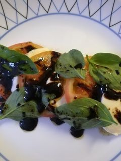 Una foto de Tomates con mozzarella y albahaca fresca